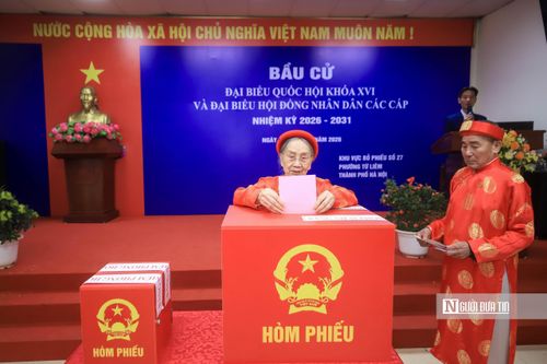 Các cụ cẩn thận theo dõi danh sách ứng cử viên được niêm yết, tìm hiểu thông tin trước khi vào khu vực viết phiếu có vách ngăn để bảo đảm tính riêng tư. Dù tuổi đã cao, bước chân chậm rãi, nhiều cụ vẫn tự tay bỏ lá phiếu của mình vào hòm phiếu với sự trân trọng, thể hiện tinh thần trách nhiệm và niềm tin của thế hệ đi trước đối với sự kiện chính trị quan trọng của đất nước.