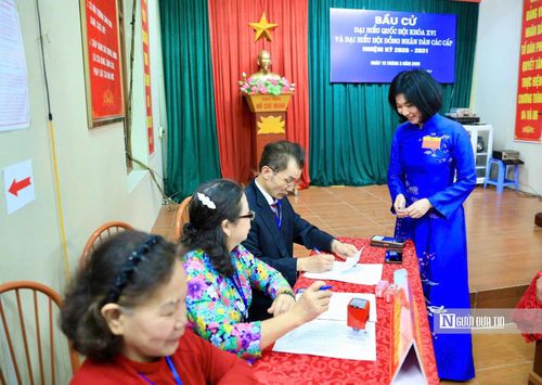 Chia sẻ với cử tri sau khi thực hiện quyền và nghĩa vụ công dân, bà Phùng Thị Hồng Hà cho biết, bầu cử là sự kiện chính trị quan trọng, là dịp để cử tri phát huy quyền làm chủ của mình, lựa chọn những đại biểu tiêu biểu, có năng lực, trách nhiệm tham gia cơ quan quyền lực nhà nước, đại diện cho ý chí và nguyện vọng của nhân dân.