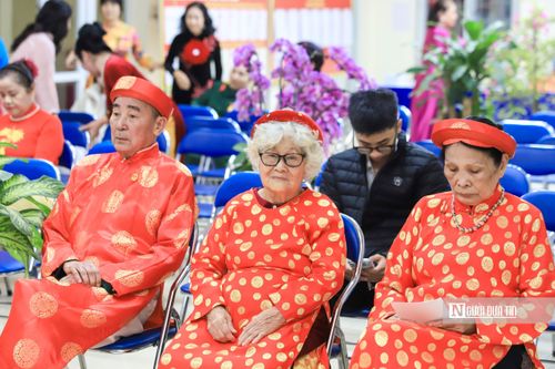 Trong không khí phấn khởi của ngày hội toàn dân, nhiều cụ ông, cụ bà trong trang phục áo dài, khăn xếp truyền thống đã đến các điểm bỏ phiếu từ sớm để thực hiện quyền và nghĩa vụ công dân tại khu vực bỏ phiếu số 27 phường Từ Liêm.