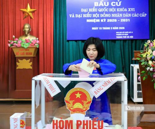 Bà Phùng Thị Hồng Hà - Phó Bí thư Thành ủy, Chủ tịch HĐND, Chủ tịch Ủy ban Bầu cử thành phố Hà Nội, tham gia bỏ phiếu tại khu vực bỏ phiếu số 17, phường Hà Đông.
