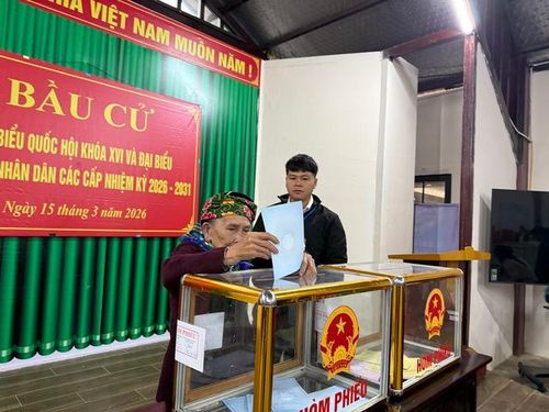 Cử tri Làng Nủ, xã Phúc Khánh, tỉnh Lào Cai đi bầu cử sáng 15/3.
