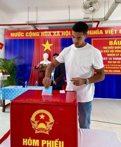 Phi Long thực hiện quyền bỏ phiếu.