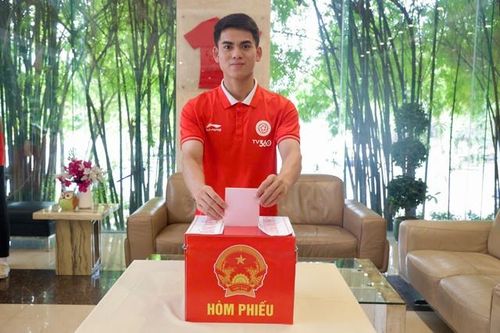 Khuất Văn Khang tham gia bỏ phiếu (Ảnh: CLB).