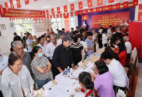 Cử tri phường Trấn Biên phấn khởi thực hiện quyền công dân. Ảnh: Báo Đồng Nai.