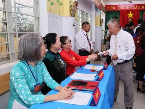 Cử tri hoàn thành bỏ phiếu bầu cử và được tổ bầu cử xác nhận bỏ phiếu.