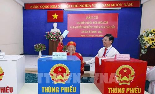 Cử tri Nguyễn Đình Tư (106 tuổi) trực tiếp bỏ phiếu tại khu vực bỏ phiếu số 11, phường Bình Thạnh, TP. Hồ Chí Minh. Ảnh: TTXVN phát 