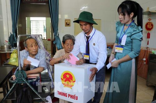 Cử tri Trần Thị Mai Cúc, bệnh binh hạng 1/3 bỏ phiếu thực hiện quyền công dân. Ảnh: Đoàn Mạnh Dương-TTXVN 