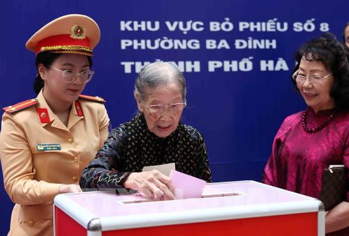  Năm nay đã 101 tuổi, cử tri Đoàn Thị Thuận (sinh năm 1925, hiện sinh sống tại phường Ba Đình, thành phố Hà Nội), vẫn tự tay đi bỏ phiếu bầu cử Đại biểu Quốc hội khóa XVI và Đại biểu Hội đồng nhân dân các cấp nhiệm kỳ 2026 - 2031 với niềm tin và trách nhiệm của một công dân với đất nước trong "Ngày hội non sông". Hơn một thế kỷ sống cùng những thăng trầm của đất nước, việc tự tay đi bỏ phiếu của cụ Đoàn Thị Thuận không chỉ thể hiện quyền và trách nhiệm của người công dân, mà còn là minh chứng cho cả một đời tận tâm, thủy chung với Tổ quốc. Ảnh: An Đăng - TTXVN