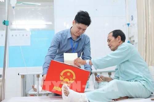 Cử tri là bệnh nhân bỏ phiếu tại điểm bầu cử lưu động Bệnh viện Hữu nghị Việt Đức thuộc khu vực bỏ phiếu số 3, phường Hoàn Kiếm. Ảnh: Minh Quyết - TTXVN