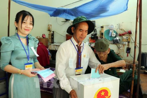 Cử tri Trần Khắc Hải, thương binh hạng 1/4 bỏ phiếu bầu thực hiện quyền công dân của mình. Ảnh: Đoàn Mạnh Dương-TTXVN 