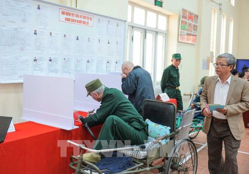 Các thương binh đang điều dưỡng tại Trung tâm điều dưỡng thương binh Thuận Thành cùng cử tri phường Ninh Xá, tỉnh Bắc Ninh tham gia bầu cử. Ảnh: Hoàng Hiếu - TTXVN 
