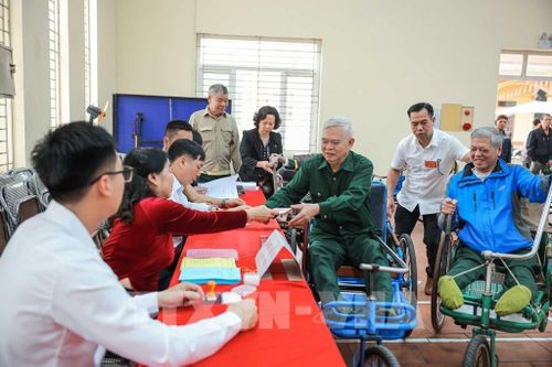 Các thương binh đang điều dưỡng tại Trung tâm điều dưỡng thương binh Thuận Thành cùng cử tri phường Ninh Xá, tỉnh Bắc Ninh tham gia bầu cử. Ảnh: Hoàng Hiếu - TTXVN