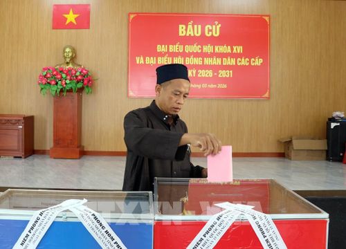 Ông Bạch Thanh Thoại, chắc sắn đồng bào Chăm theo đạo Hồi giáo Islam (ở thôn Văn Lâm 4, xã Thuận Nam) thực hiện quyền công dân đi bầu cử Ảnh: Công Thử - TTXVN