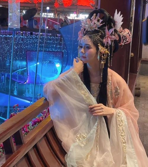 Han Ga In được cho là có phần trẻ trung, tươi tắn khi thử "đổi gió" với phong cách mới lạ. Ảnh: IGNV