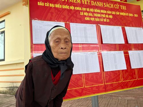 Cụ Nguyễn Thị Chứ tin tưởng lựa chọn những ứng cử viên có đức có tài, giúp cho dân cho đất nước. Ảnh: Trường Hùng- Lê Tường