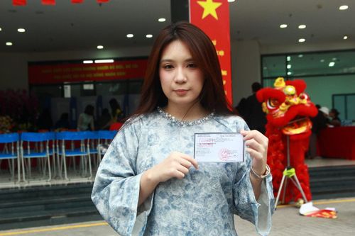 Nguyễn Khánh Linh (18 tuổi) tham gia bầu cử