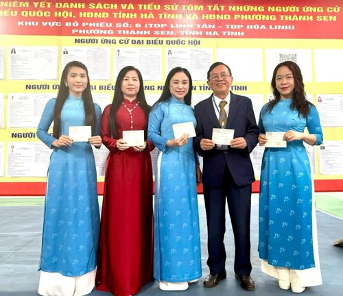 Cán bộ Hội LHPN tỉnh Hà Tĩnh trong trang phục áo dài đi bầu cử từ sớm.