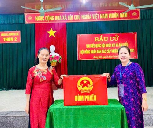 Bà Lê Anh Sơn, Chi hội trưởng Chi hội phụ nữ số 2 và bà Trần Thị Lệ Thanh, Chi hội phó Chi hội phụ nữ số 2, xã Hương Khê, háo hức đi bầu cử từ sớm.