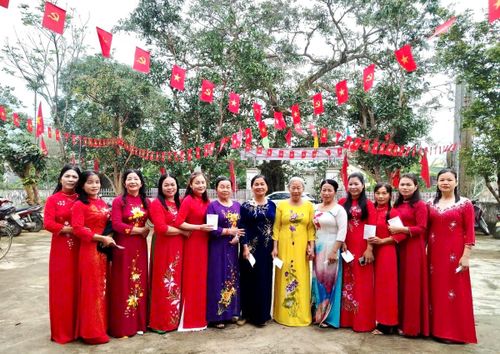 Đông đảo phụ nữ đi bỏ phiếu tại các điểm bầu cử trên địa bàn các xã, phường của tỉnh Hà Tĩnh