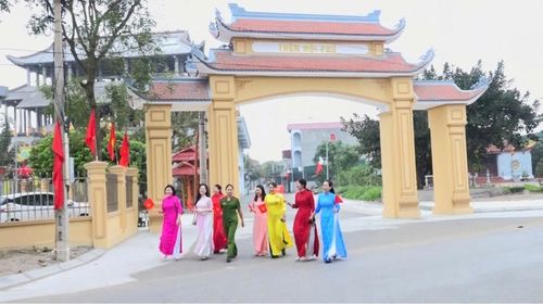 Từ sáng sớm, đông đảo cán bộ, hội viên phụ nữ đã có mặt tại các điểm bầu cử, khoác lên mình những tà áo dài duyên dáng hoặc trang phục truyền thống dân tộc, cùng hòa chung không khí náo nức của ngày hội lớn của đất nước.