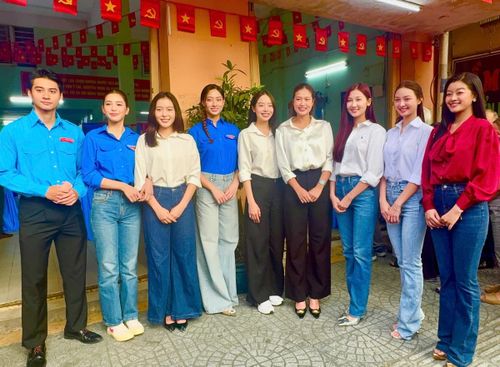 Dàn hoa hậu, á hậu, nam vương nô nức đi bầu cử.