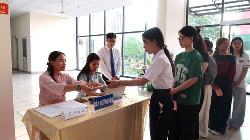 Từ sáng sớm, rất đông sinh viên đã có mặt tại điểm bỏ phiếu, tham dự lễ khai mạc và ngay ngắn xếp hàng, lần lượt thực hiện các bước bỏ phiếu theo đúng quy định