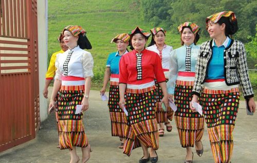 Các nữ cử tri xã Thanh Kỳ cùng nhau đi bầu cử trong sắc phục dân tộc