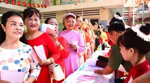 Nữ cử tri TPHCM mặc áo dài khi tham gia đi bầu cử.