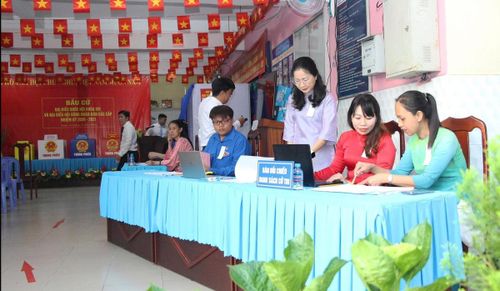 Hội LHPN tại nhiều địa phương đã vận động hội viên mặc áo dài khi tham gia bầu cử, tạo không khí sôi nổi, phấn khởi.