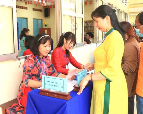 Phụ nữ phường Tam Bình (TPHCM) tham gia bầu cử.