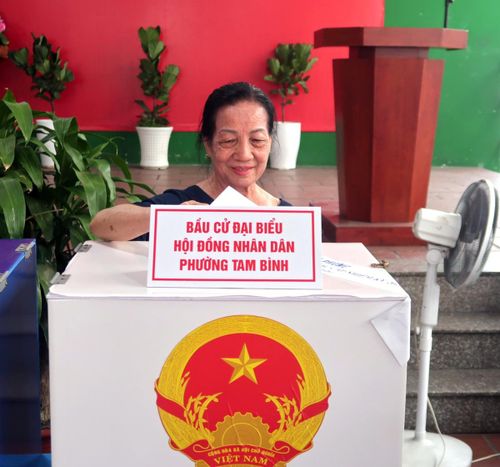 Nữ cử tri phấn khởi tham gia bầu cử.