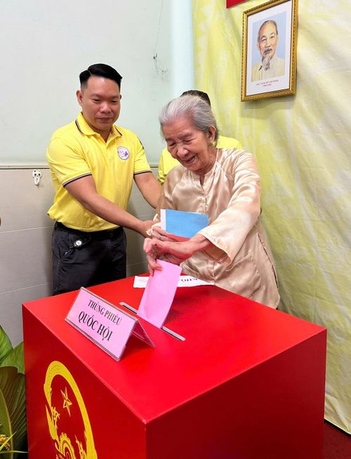 Mẹ Việt Nam anh hùng Trần Thị Hồng tham dự lễ khai mạc và bỏ lá phiếu đầu tiên tại khu vực bỏ phiếu số 23, phường Minh Phụng (TPHCM)