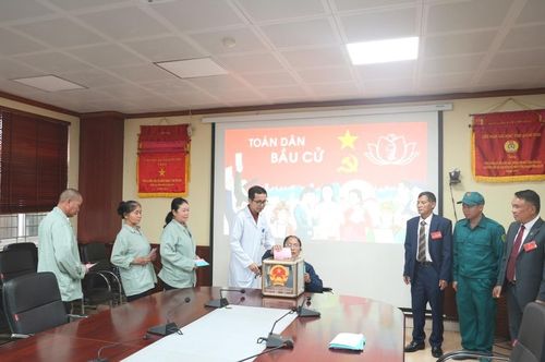Các nữ cử tri là bệnh nhân điều trị nội trú tại Bệnh viện Bãi Cháy bỏ phiếu bầu cử