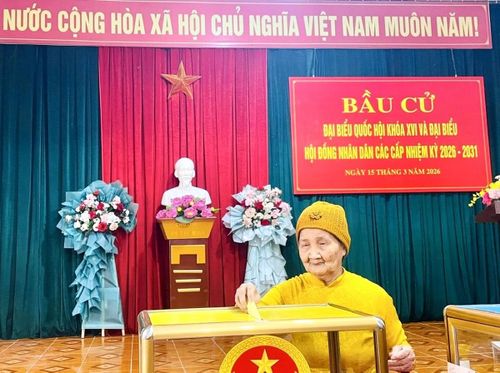 Mẹ Việt Nam Anh hùng Nguyễn Thị Thuộc (ảnh) được Tổ bầu cử số 4 (khu phố Hà Phong 1, phường Hà Tu) mời tham dự Lễ khai mạc và bỏ lá phiếu đầu tiên. Theo thống kê của Ủy ban Bầu cử tỉnh Quảng Ninh, toàn tỉnh có 32 cử tri 100 tuổi trở lên tham gia bầu cử đại biểu Quốc hội khóa XVI và đại biểu Hội đồng nhân dân các cấp nhiệm kỳ 2026-2031; trong đó có 10 cử tri 100 tuổi trở lên tại các địa phương (An Sinh, Hà Tu, Hà Lầm, Hoành Bồ, Đầm Hà, Hải Ninh, Vàng Danh) đã trực tiếp có mặt tại các khu vực bỏ phiếu để thực hiện bầu cử. Cử tri Đoàn Thị Tẩm (106 tuổi, khu Bính Sơn Đông, phường An Sinh) là cử tri cao tuổi nhất tỉnh.