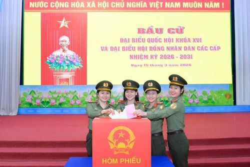 Phụ nữ công an tỉnh Cà Mau đi bầu cử
