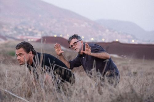 Paul Thomas Anderson (phải) chỉ đạo diễn xuất cho Leonardo DiCaprio. Cả 2 là đề cử hàng đầu cho hạng mục “Đạo diễn xuất sắc nhất” và “Nam diễn viên chính xuất sắc nhất”. Ảnh: Rolling Stone