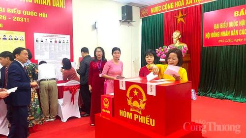 Cử tri phường Phù Liễn, thành phố Hải Phòng tham gia bỏ phiếu.