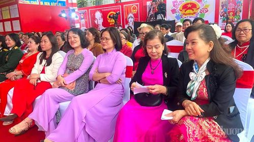 Cử tri vui tươi, phấn khởi trong ngày hội non sông.