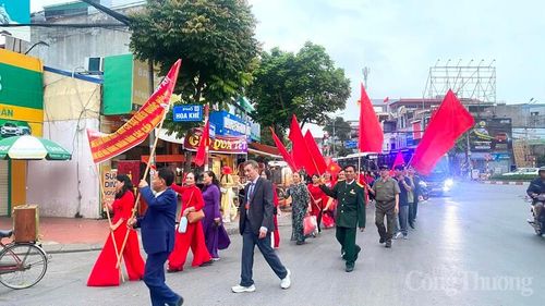 Cử tri trên địa bàn phường Kiến An, thành phố Hải Phòng trong không khí phấn khởi đến điểm bầu cử từ sáng sớm.