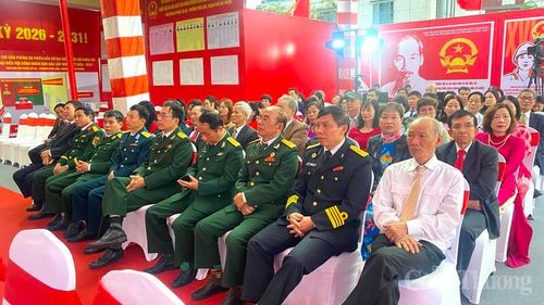 Đông đảo lực lượng vũ trang, cựu chiến binh, cử tri tại phường Phù Liễn, thành phố Hải Phòng đến khu vực bầu cử từ sớm để thực hiện quyền và nghĩa vụ công dân.
