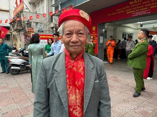 Cụ Âu Gia Huyến (96 tuổi, phường Bồ Đề, Hà Nội) phấn khởi đi bầu cử.