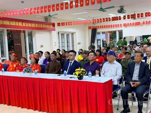 Từ 6h30 sáng, các đại biểu, người dân đã đến dự khai mạc khu vực bỏ phiếu số 31, phường Từ Liêm, TP. Hà Nội.