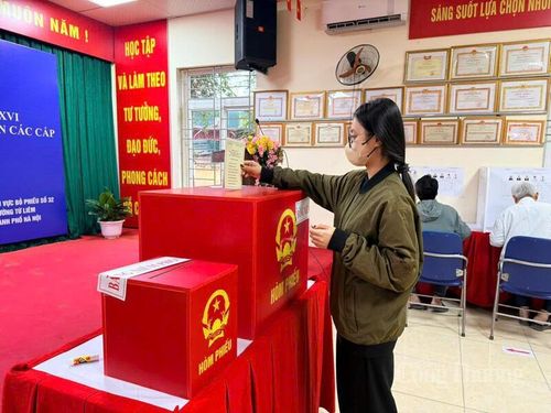 Cử tri Nguyễn Khánh Ly (21 tuổi) bỏ phiếu tại Khu vực bỏ phiếu số 32 (Hà Nội).