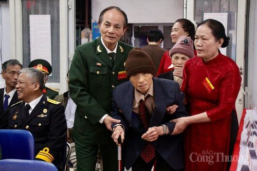 Tại điểm bầu cử số 4, Khu vực bỏ phiếu số 29 cử tri khó khăn về việc đi lại được hỗ trợ tận tình.