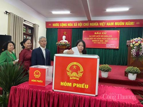 Cử tri sinh năm 2000 tại xã Đại Thanh bỏ phiếu bầu, thể hiện trách nhiệm và quyền công dân trong ngày hội của toàn dân.