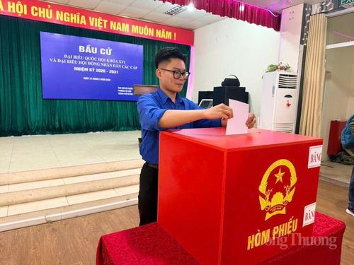 Cử tri Bùi Đức Nam (23 tuổi) chia sẻ, rất vinh dự khi lần đầu tiên được tham gia bầu cử tại Khu vực bỏ phiếu số 33.