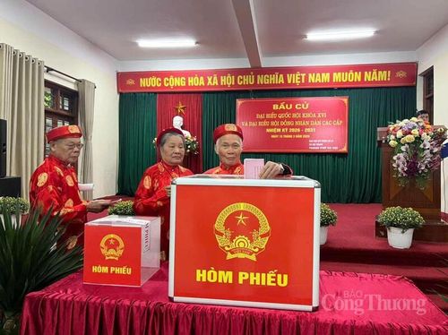 Tại xã Đại Thanh (Hà Nội), những cử tri đầu tiên bỏ phiếu bầu cử, thực hiện nghĩa vụ công dân.
