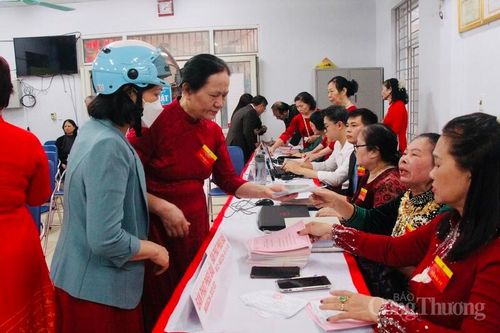 Thành viên tổ bầu cử hướng dẫn cử tri thực hiện các bước bỏ phiếu theo quy định. 
