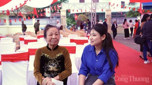Lực lượng đoàn viên thanh niên phường Phường Trần Lãm, tỉnh Hưng Yên có mặt từ sớm để hỗ trợ cử tri tại khu vực bỏ phiếu.