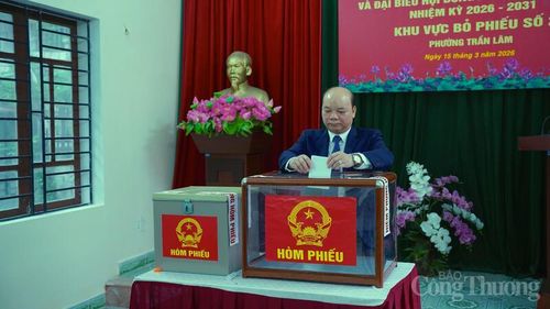 Ủy viên Ban Thường vụ tỉnh ủy, Phó Chủ tịch Hội đồng nhân dân tỉnh Hưng Yên Đặng Thanh Giang đến dự và bỏ phiếu tại đơn vị bầu cử số 2.
